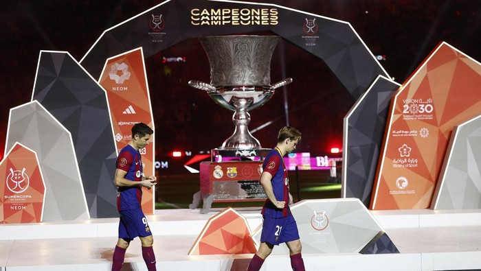 Soccer Football - Spanish Super Cup - Final - Real Madrid v FC Barcelona - Al-Awwal Stadium, Riyadh, Saudi Arabia - January 15, 2024   FC Barcelonas Frenkie de Jong and Robert Lewandowski look dejected after losing the Spanish Super Cup REUTERS/Juan Medina