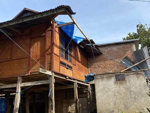 7 Rumah Warga di Tongko Enrekang Porak-poranda Diterjang Angin Kencang