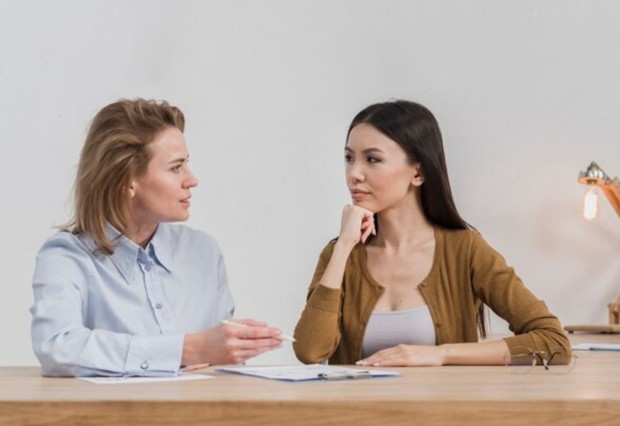 Perempuan sedang mengobrol