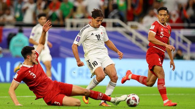 Soccer Football - AFC Asian Cup - Group D - Indonesia v Iraq - Ahmad bin Ali Stadium, Al Rayyan, Qatar - January 15, 2024  Iraq's Mohanad Ali in action with Indonesia's Elkan Baggott REUTERS/Ibraheem Al Omari