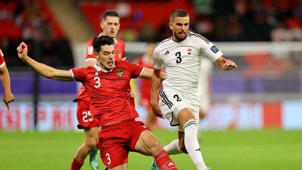 Soccer Football - AFC Asian Cup - Group D - Indonesia v Iraq - Ahmad bin Ali Stadium, Al Rayyan, Qatar - January 15, 2024  Iraq's Hussein Ali in action with Indonesia's Elkan Baggott REUTERS/Ibraheem Al Omari
