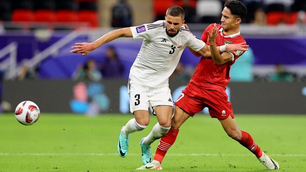Soccer Football - AFC Asian Cup - Group D - Indonesia v Iraq - Ahmad bin Ali Stadium, Al Rayyan, Qatar - January 15, 2024  Iraq's Hussein Ali in action with Indonesia's Marselino Ferdinan REUTERS/Ibraheem Al Omari