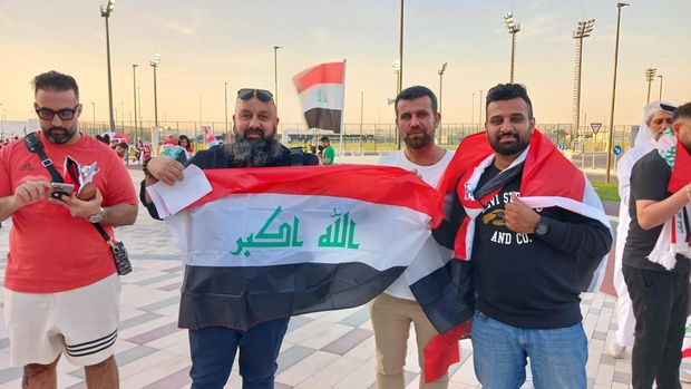 Suporter Timnas Irak menjelang lawan melawan Indonesia di Grup D di Ahmad bin Ali Stadium, Senin (15/1/2024)