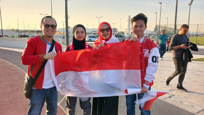 Suporter Timnas Indonesia menjelang melawan Irak