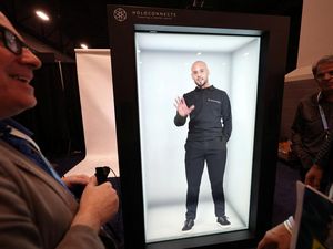 Teknologi Baru Buat yang LDR: Hadirkan Orang Terkasih Lewat Hologram 3D Teknologi Baru Buat yang LDR: Hadirkan Orang Terkasih Lewat Hologram 3D