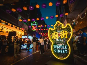 Serunya Suasana Malam Hong Kong di New Temple Street Night Market