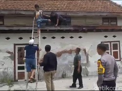 Pria Gresik yang Bacok Tetangga Ditangkap Saat Sembunyi di Plafon