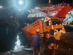 Truk Rem Blong Tercebur ke Laut saat Naik Kapal di Pelabuhan Gilimanuk