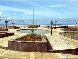 Viral Bocah Berenang di Kolam Cokelat Proyek Alun-alun Laut Sukabumi