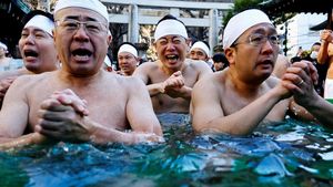 Warga Jepang Menyucikan Jiwa dan Raga Lewat Ritual Mandi Es