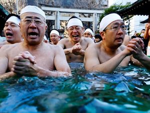 Warga Jepang Menyucikan Jiwa dan Raga Lewat Ritual Mandi Es