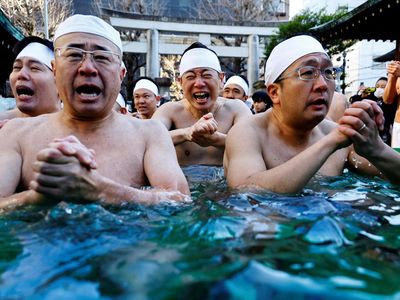 Warga Jepang Menyucikan Jiwa dan Raga Lewat Ritual Mandi Es