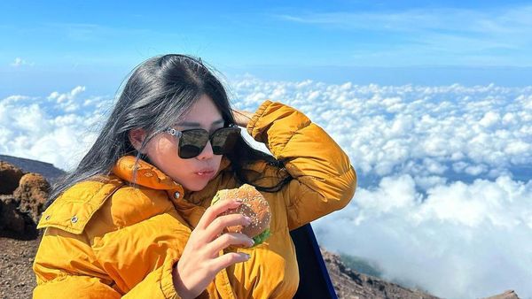 Gaya Keren Wendy Walters Saat Naik Gunung hingga Kulineran di Jepang