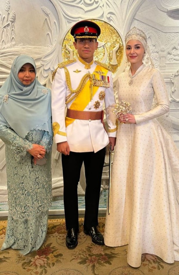 Outfit Keluarga Kerajaan Brunei di Pernikahan Pangeran Mateen