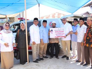 Reses ke Padang, Andre Rosiade Serahkan Bantuan Ambulans