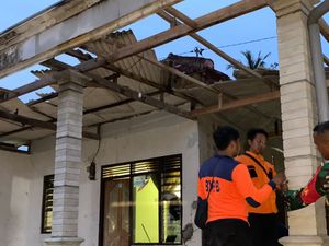 Angin Kencang Menggila di Pamekasan: 40 Rumah Rusak, 13 Pohon Tumbang Angin Kencang Menggila di Pamekasan: 40 Rumah Rusak, 13 Pohon Tumbang