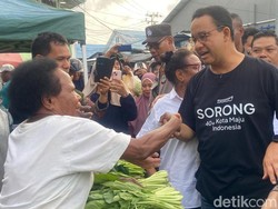 Berkunjung ke Sorong, Anies Diminta Emak-emak Lanjutkan Program Jokowi