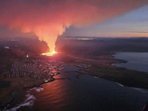 Geger Gunung Berapi Meletus di Islandia, Lava Membakar Rumah-rumah