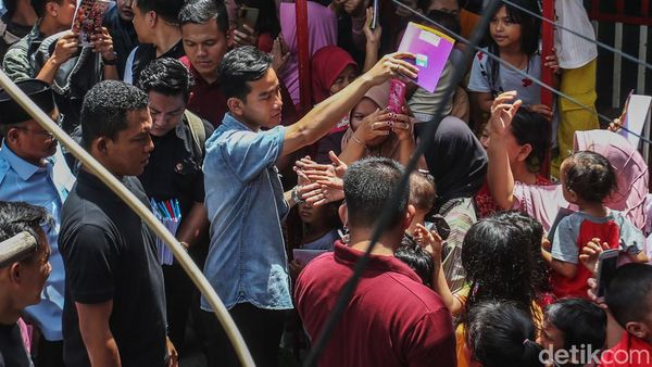 Blusukan ke Warakas, Gibran Bagi-bagi Buku