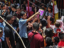 Blusukan Gang Sempit di Warakas, Gibran Bagikan Susu dan Buku