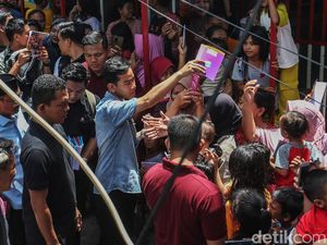 Blusukan ke Warakas, Gibran Bagi-bagi Buku Blusukan ke Warakas, Gibran Bagi-bagi Buku
