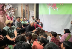 Momen Ganjar Nobar Laga Indonesia Vs Irak di Rumah Warga Banjarnegara