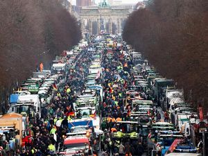 Dunia Hari Ini: Petani di Jerman Turun ke Jalan Memprotes Kenaikan Pajak Dunia Hari Ini: Petani di Jerman Turun ke Jalan Memprotes Kenaikan Pajak
