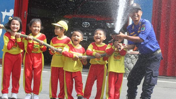 Serunya Siswa TK Belajar Penanganan Bencana Kebakaran