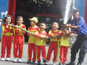 Serunya Siswa TK Belajar Penanganan Bencana Kebakaran