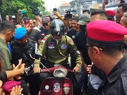 Kampanye di Pekalongan, Ganjar Blusukan ke Pasar Kajen Pakai Vespa