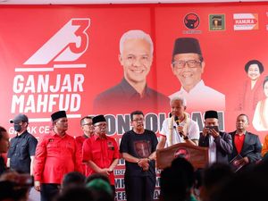 Ganjar Minta Caleg dan Relawan di Jateng Lebih Masif Bergerak ke Bawah Ganjar Minta Caleg dan Relawan di Jateng Lebih Masif Bergerak ke Bawah