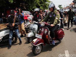 Gaya Ganjar Naik Vespa Merah Blusukan ke Pasar Kajen Pekalongan