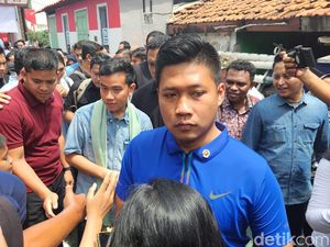 Blusukan di Warakas Jakut, Gibran Dipakaikan Selendang Hijau