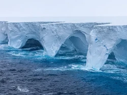 Wujud Menakjubkan Gunung Es Terbesar Dunia Sebelum Lenyap