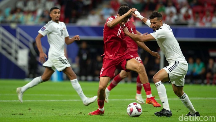 Irak mengalahkan Indonsia dengan skor 3-1 padalaga Grup D Piala Asia 2023. Hasil ini menempatkan Indonesia menjadi juru kunci sementara Grup D dengan nirpon. Pertandingan Indonesia vs Irak berlangsung di Ahmad bin Ali Stadium, Al Rayyan, Qatar, Senin (15/1/2024) malam.