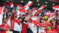 Suporter Indonesia terus memberikan semangat dari tribun stadion.