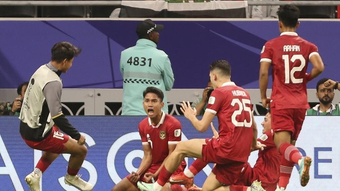 Indonesias Marselino Ferdinan, 2nd left, celebrates with teammates after scoring his teams first goal during the Asian Cup Group D soccer match between Indonesia and Iraq at Ahmad Bin Ali Stadium in Al Rayyan, Qatar, Monday, Jan. 15, 2024. (AP Photo/Hussein Sayed)