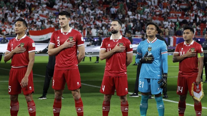 Indonesias players stand for their national anthem before the start of the Qatar 2023 AFC Asian Cup Group D football match between Indonesia and Iraq at the Ahmad bin Ali Stadium in Al-Rayyan, west of Doha on January 15, 2024. (Photo by KARIM JAAFAR / AFP)