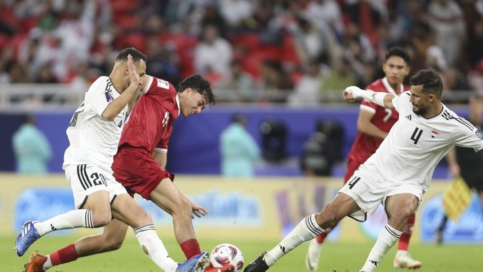 Indonesias Rafael William Struick, middle, fights for the ball with Iraqs Suad Natiq Naji during the Asian Cup Group D soccer match between Indonesia and Iraq at Ahmad Bin Ali Stadium in Al Rayyan, Qatar, Monday, Jan. 15, 2024. (AP Photo/Hussein Sayed)