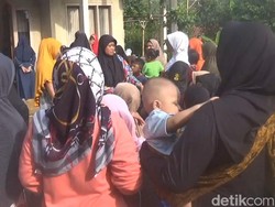 Isak Tangis Keluarga Saat Pemakaman Nurmala Korban Kebakaran Karaoke