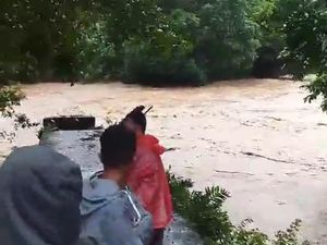 Jembatan Gantung di Maros Putus Diterjang Arus Deras Sungai Walanae