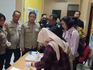 Polisi Cek Kesehatan Petugas Jaga-Pelipat Surat Suara di KPU Pekanbaru Polisi Cek Kesehatan Petugas Jaga-Pelipat Surat Suara di KPU Pekanbaru