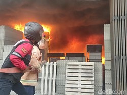 Toko Material di Cianjur Terbakar, 3 Pegawai Terjebak!