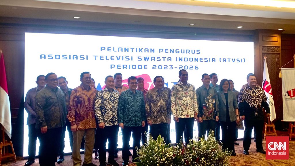 Kepengurusan Asosiasi Televisi Swasta Indonesia (ATVSI) periode 2023-2026 yang dipimpin Imam Sudjarwo bersama Taufan Eko dan Latief Harnoko. Mereka dilantik di Hotel Sultan Jakarta, Selasa (16/1). (CNN Indonesia/Muhammad Feraldi)