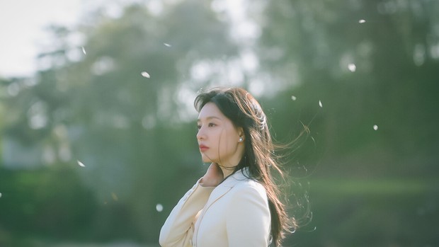 Kim Ji Won dalam drakor Queen of Tears/Foto: soompi.com Potret Kim Ji Won dalam drakor Queen of Tears.