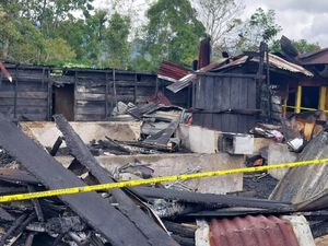 Diduga Dipicu Korsleting, Rumah-Motor di Taput Terbakar