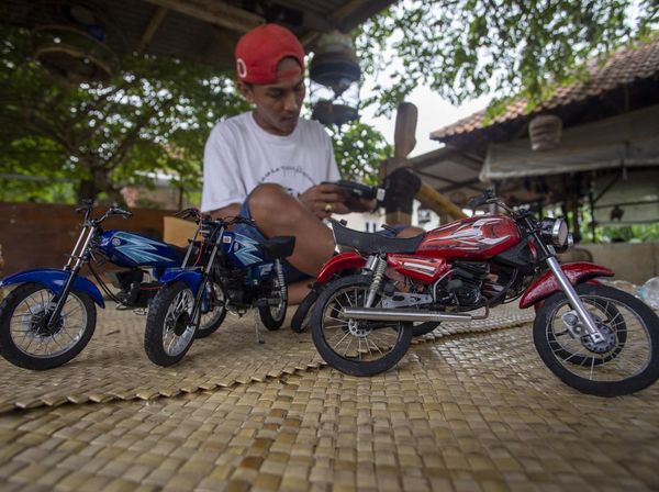 Kreatif! Limbah Pipa Paralon Disulap Jadi Miniatur Motor Jadul