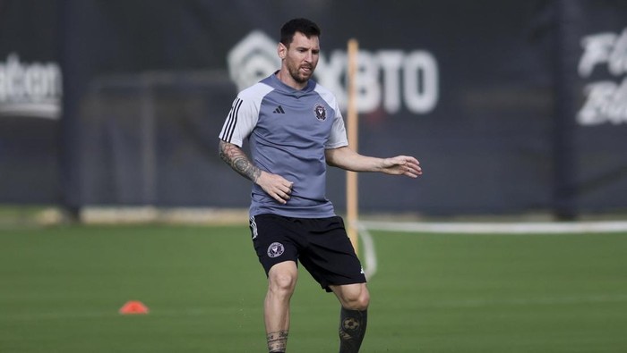 Jan 13, 2024; Fort Lauderdale, FL, USA; Inter Miami CF forward Lionel Messi (10) controls the ball during practice at Florida Blue Training Center. Mandatory Credit: Sam Navarro-USA TODAY Sports