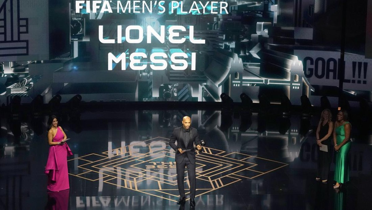Lionel Messi tidak menerima langsung trofi the Best FIFA karena absen dalam seremoni. Foto: AP/Kirsty Wigglesworth
