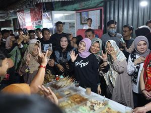 Makan Malam di Angkringan Palembang, Atikoh Diserbu Warga Minta Selfie
